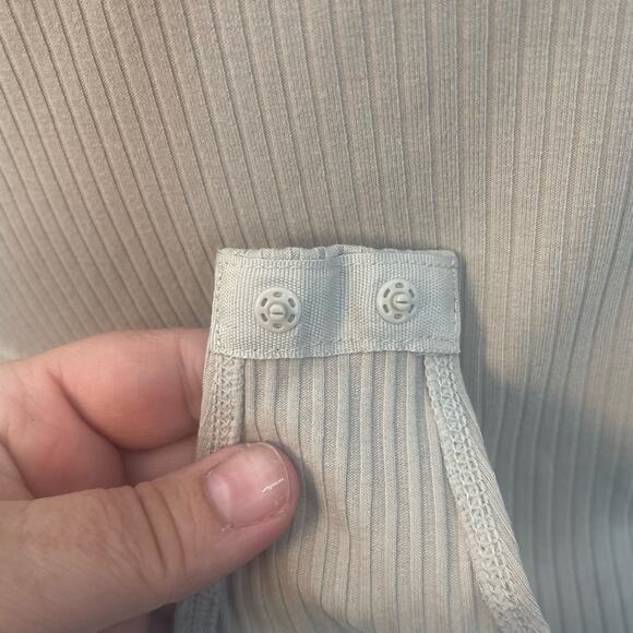 H&M Ribbed Bodysuit Womens M Beige/Tan Split V-neck Short Sleeve Snap Scoop Back - Picture 11 of 11